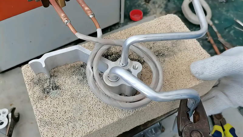 汽車空調雙壓板鋁管高頻焊接是一種高效、可靠的制造技術