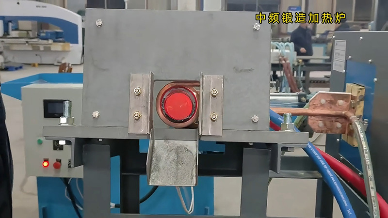 中頻鍛造加熱爐配置自動化控制系統(tǒng)和送料機(jī)，確實(shí)是一種高效、精準(zhǔn)的熱處理設(shè)備。