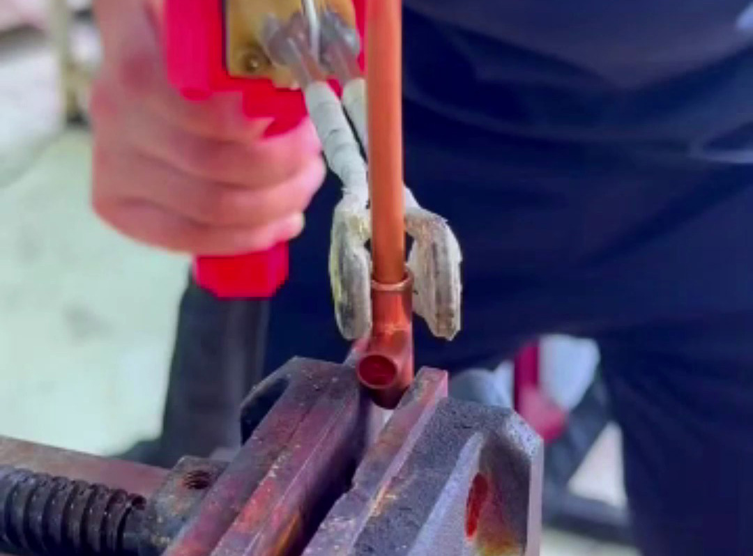 海拓手持式高頻焊機(jī)：制冷設(shè)備銅管焊接神器！快亮牢省，告別氣焊黑煙酸洗！