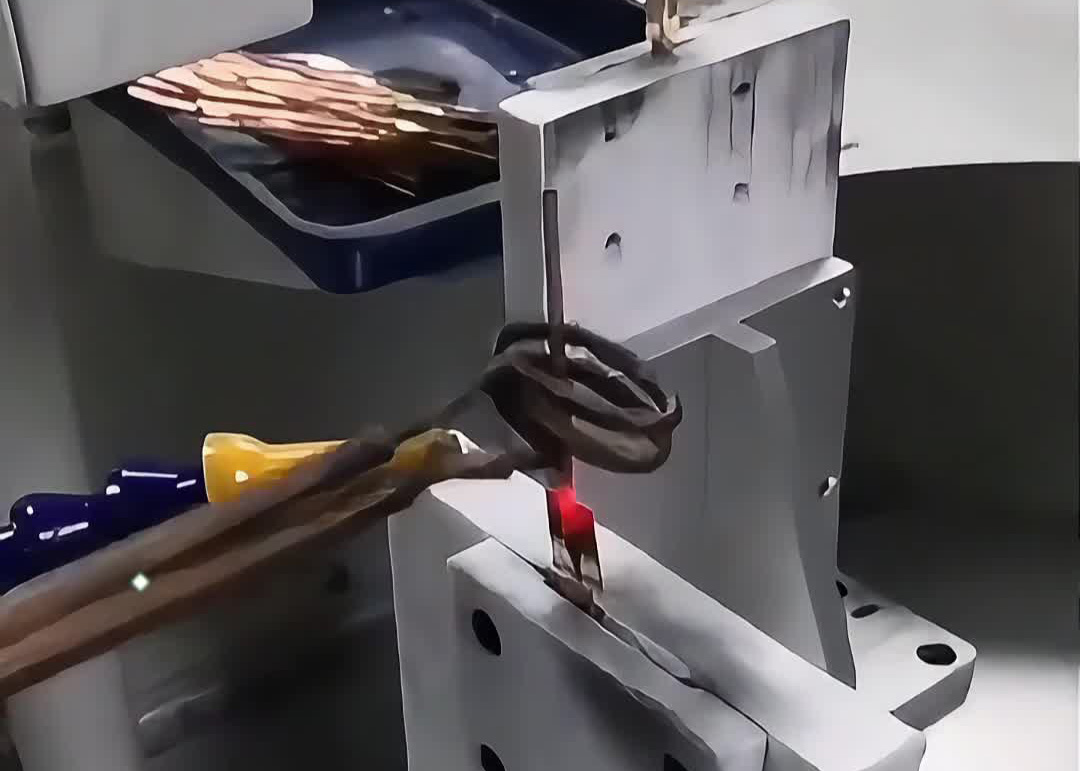 散熱器毛細銅管+銅板焊接實拍！半自動高頻焊接高效穩(wěn)品質