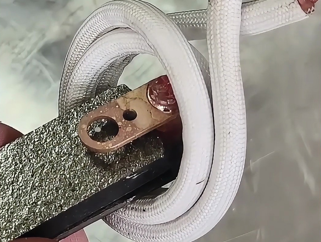 銅端子焊接效率翻倍！高頻焊接自動化設備，省人工、提產能，性價比拉滿