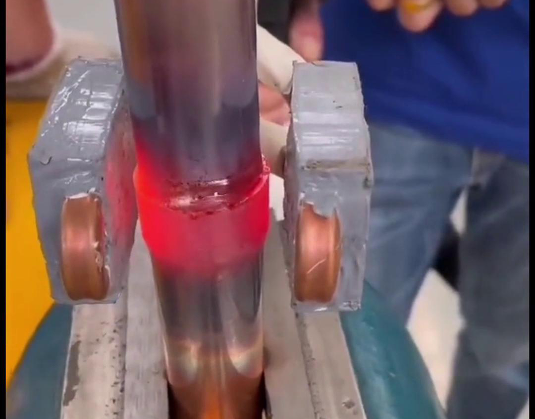 手持式高頻焊接機，比傳統(tǒng)的氣焊火焊更加簡單