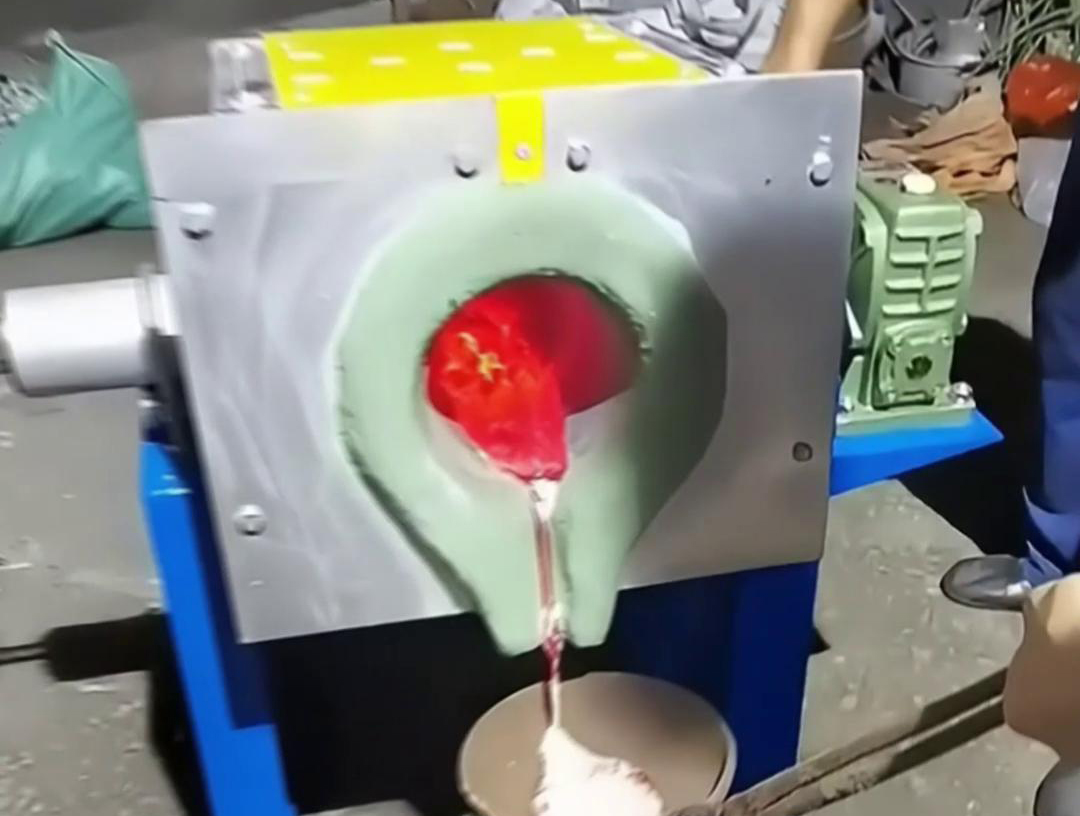 中頻熔鋁爐具有多種優點,如體積小、重量輕、效率高、耗電少