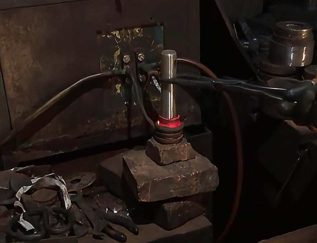 通過高頻加熱，插銷材料可以被迅速加熱到適當的溫度，以便于進行后續的鍛打操作