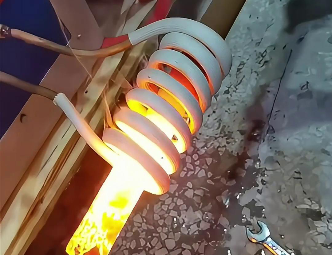 鐵棒的高頻加熱具有效率高、速度快、操作簡單等優點，廣泛應用于金屬材料加工