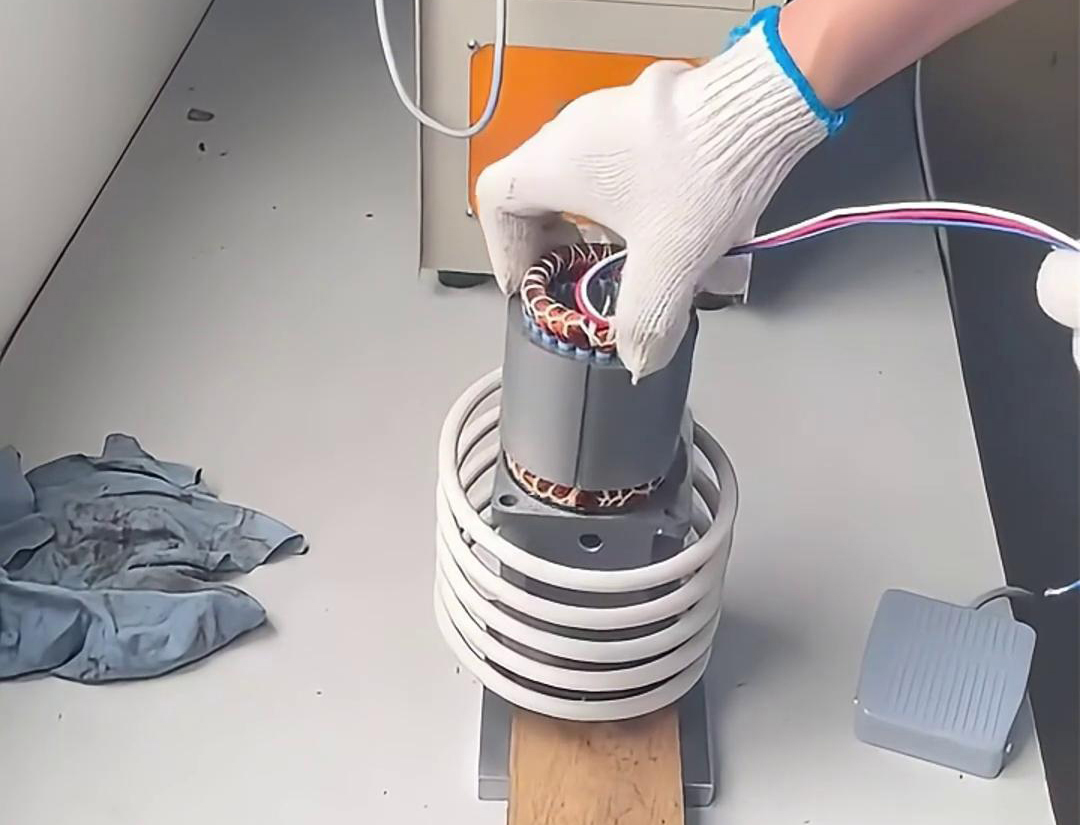 采用高頻感應加熱技術(shù)的熱套機用于電機制造和維修領(lǐng)域