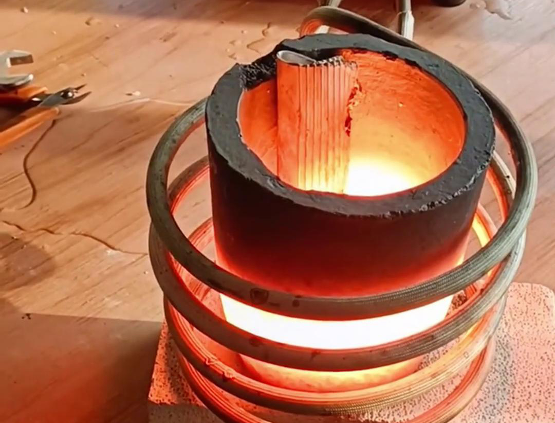小型高頻熔煉爐能夠高效、均勻、節(jié)能且環(huán)保地融化鋁材料