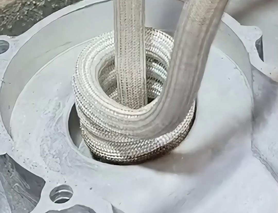 內(nèi)孔加熱裝配軸承，高頻加熱機10秒內(nèi)完成整個工藝流程