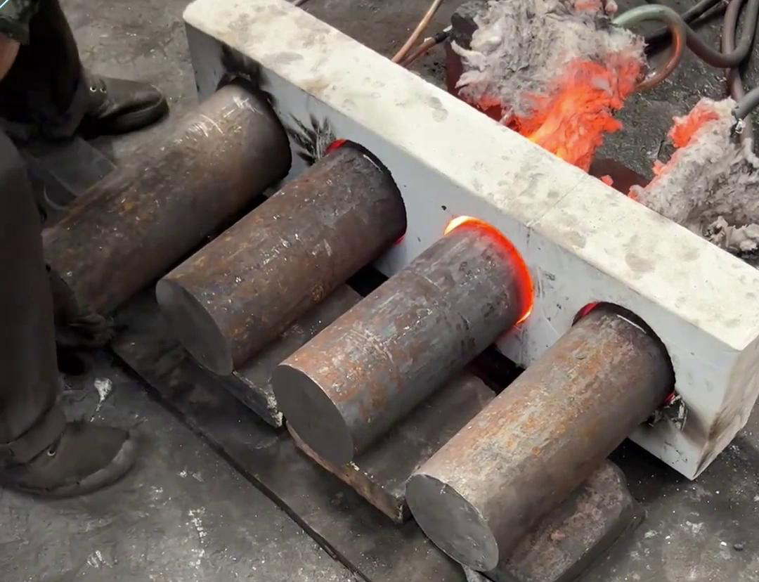 對(duì)于需要加熱大型棒料的場合，建議優(yōu)先考慮采用中頻感應(yīng)加熱設(shè)備