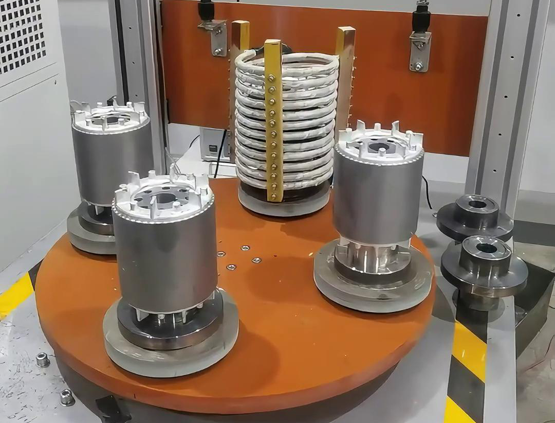 一套人工操作半自動(dòng)電機(jī)轉(zhuǎn)子熱套設(shè)備,它由高頻感應(yīng)加熱設(shè)備組合而成