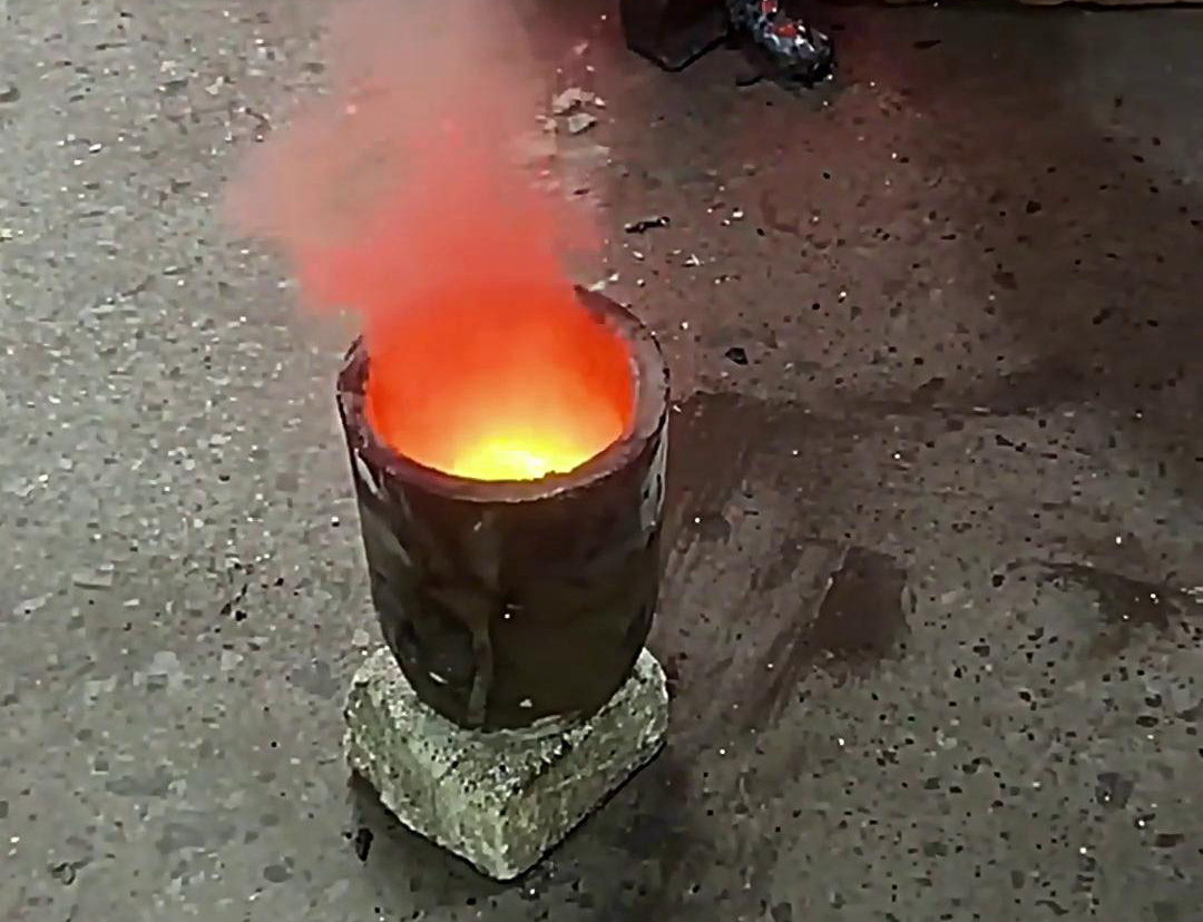 黃金礦粉熔煉測(cè)試采樣，用這款小型中頻熔煉爐來熔煉