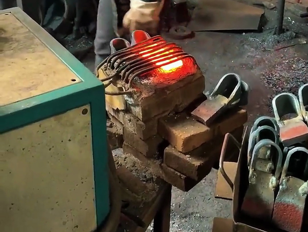 利用超音頻感應(yīng)加熱技術(shù)，對(duì)鋤頭等農(nóng)具坯料進(jìn)行快速、均勻加熱，隨后進(jìn)行鍛造加工的工藝