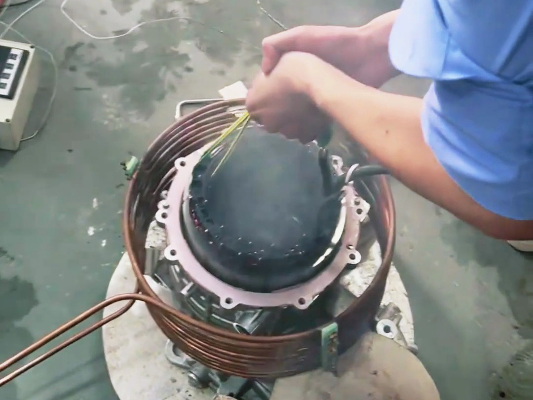 電機(jī)熱裝實(shí)驗(yàn),采用中頻感應(yīng)加熱設(shè)備對(duì)電機(jī)殼進(jìn)行加熱