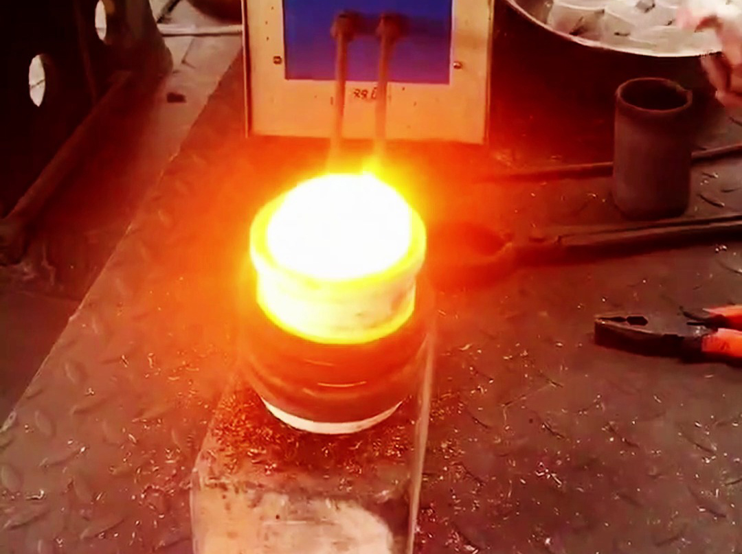 高頻熔煉爐適合在實(shí)驗(yàn)室，教學(xué)，小型化熔煉生產(chǎn)使用