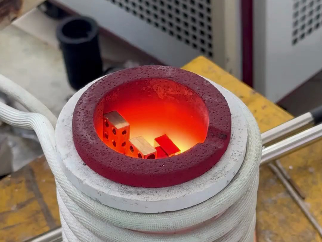 35KW的高頻熔煉爐對(duì)客戶郵寄過來的銅和鉛料進(jìn)行熔煉測(cè)試