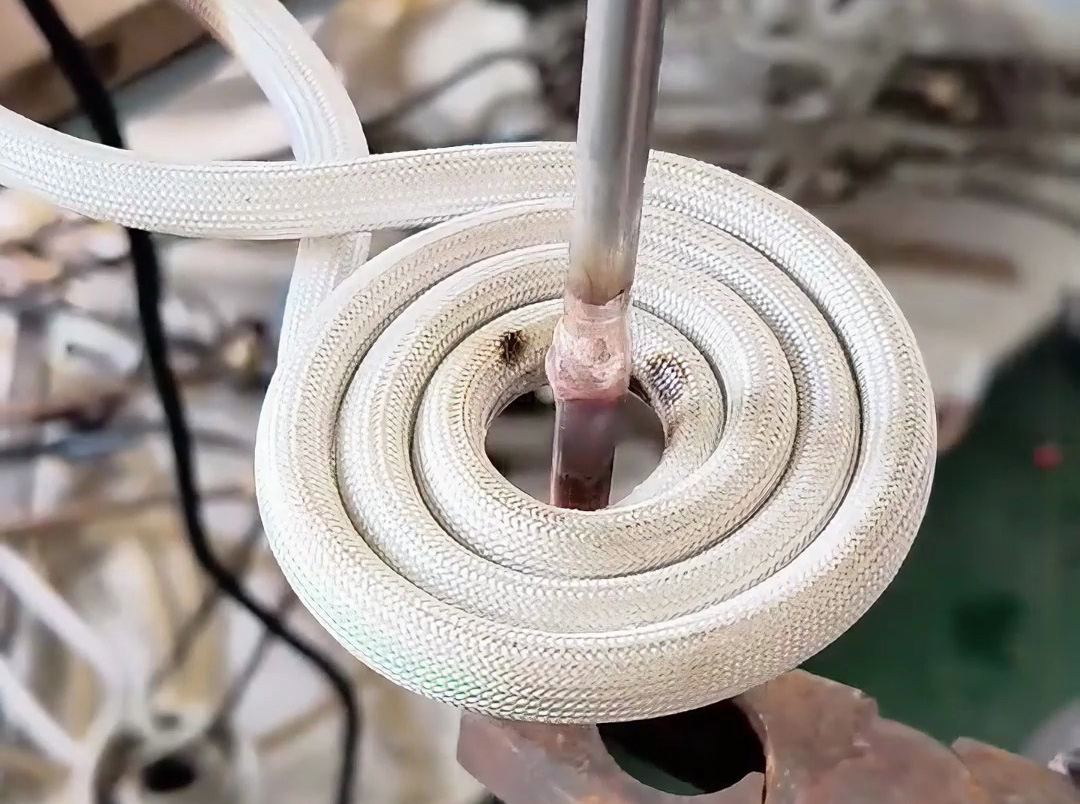 使用高頻焊接機(jī)對(duì)銅鋁管實(shí)施焊接,整個(gè)過(guò)程只要5-7秒鐘就可以完成