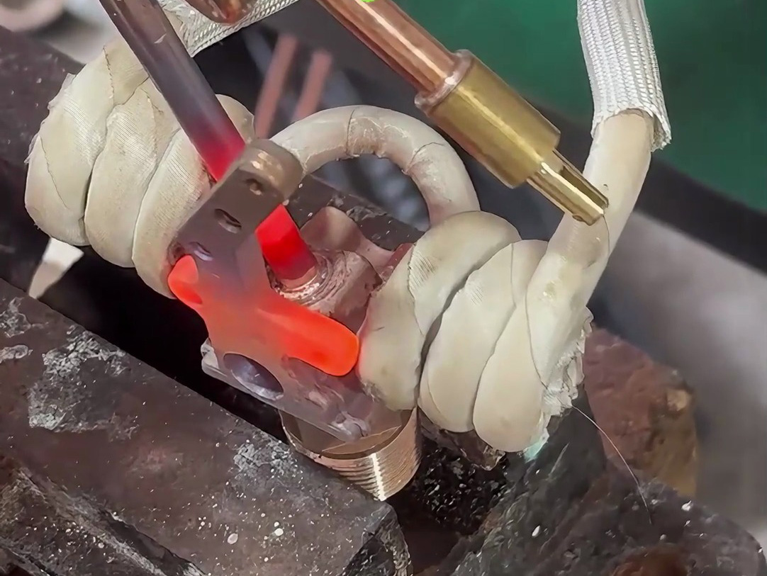 銅管、鋁管焊接、銅件鋁件不銹鋼工件配件焊接都可以使用高頻焊機(jī)完成