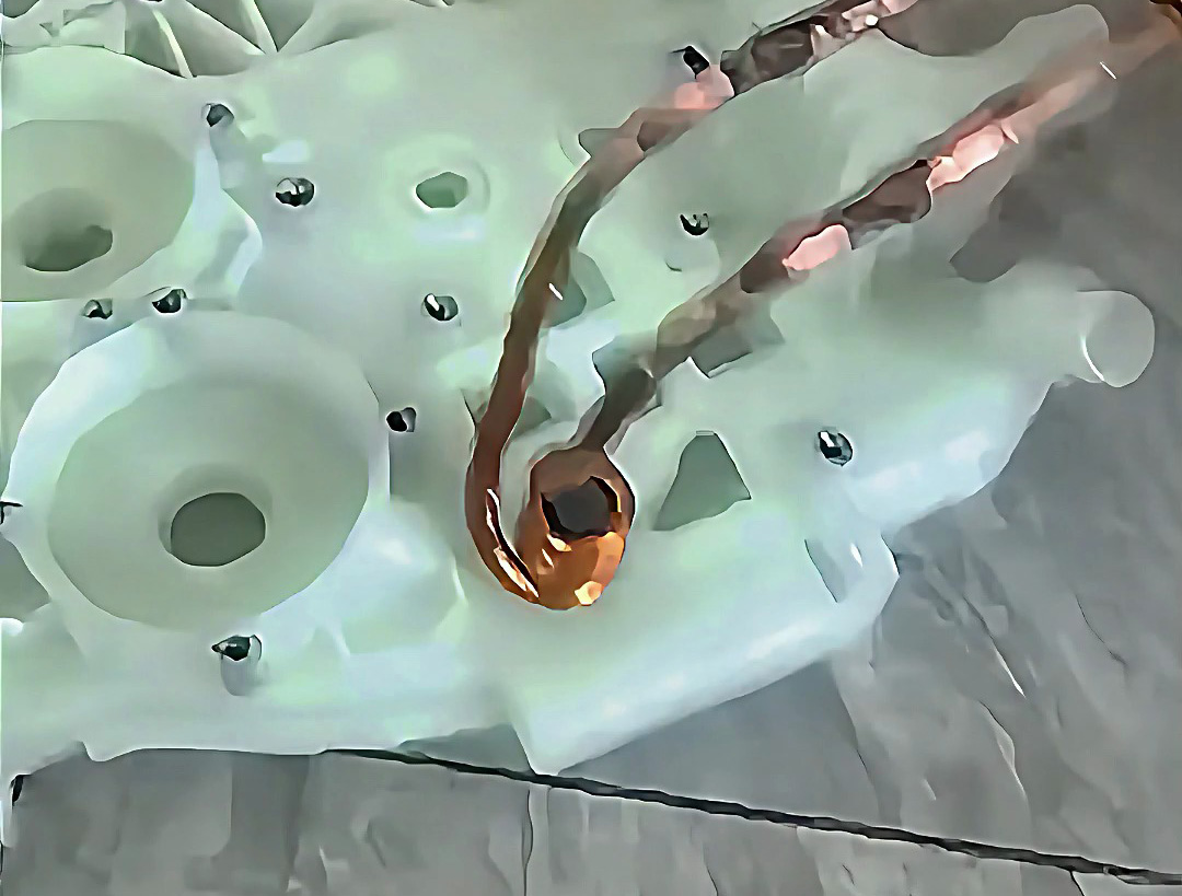 傳統(tǒng)熱裝工藝OUT,手持式高頻加熱機(jī)如何讓金屬與塑料模具不變形