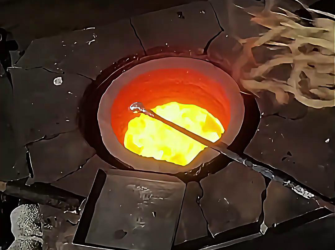 中頻熔煉爐熔化銀粉，根據(jù)需求配熔煉量大小