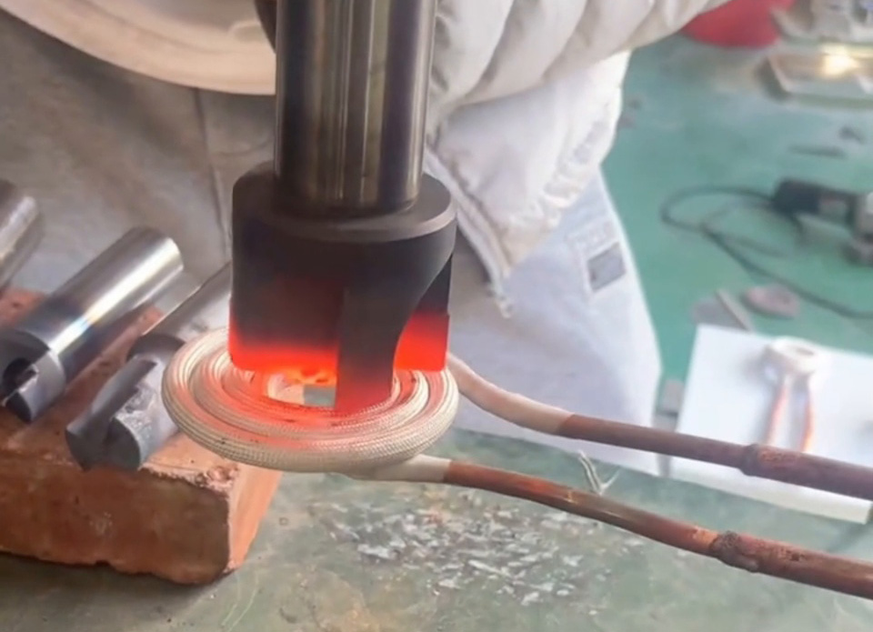 揭秘小型高頻加熱機(jī)的神奇操作！鉆頭合金熱取速度超乎想象！