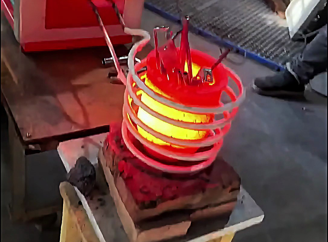 做廢品回收的老哥們都在夸！這臺小型高頻熔煉爐真能多賺錢！