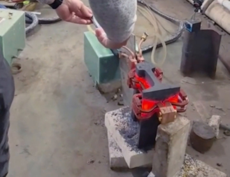 中頻加熱機(jī)，深耕工業(yè)熱處理領(lǐng)域多年，針對(duì)鋼軌正火工藝定制加熱方案