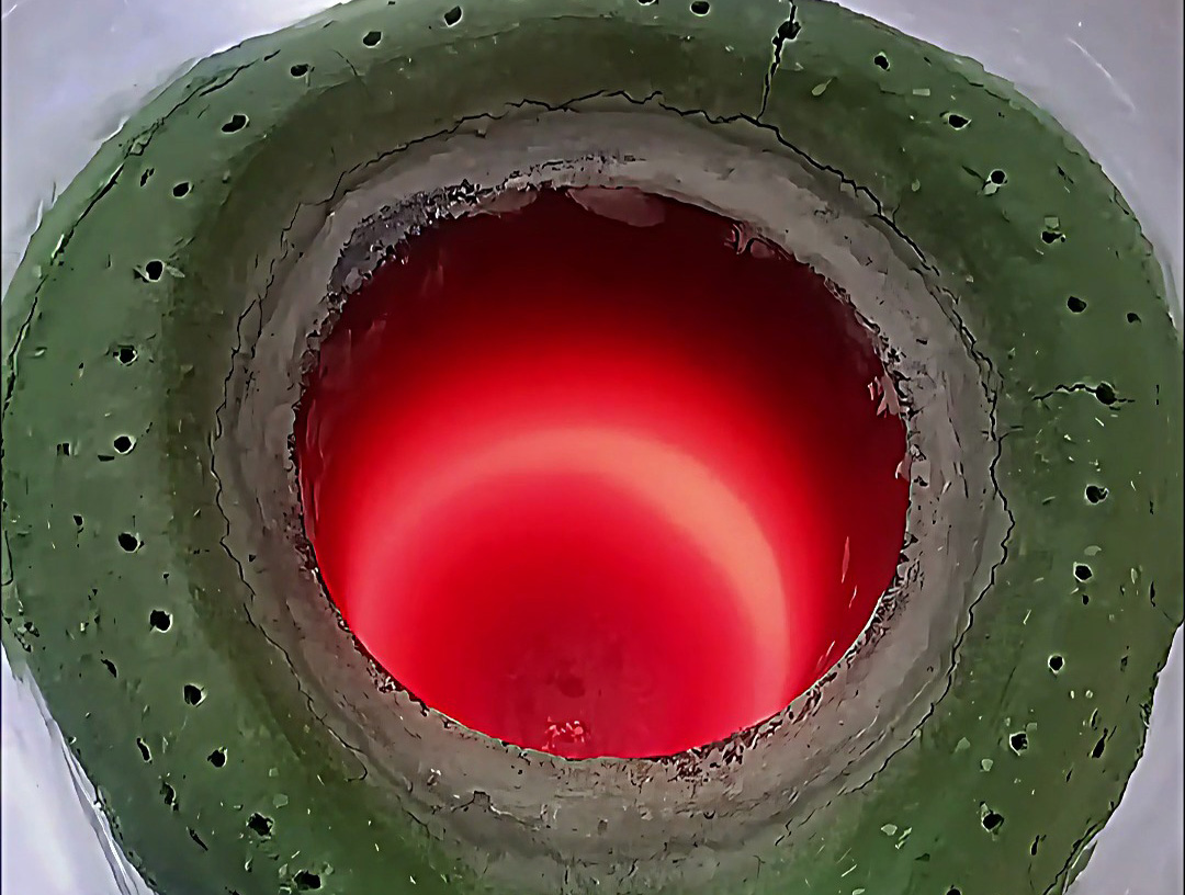 20公斤中頻熔煉爐，采用380V供電，可熔煉金銀銅鐵鋁合金等金屬材料