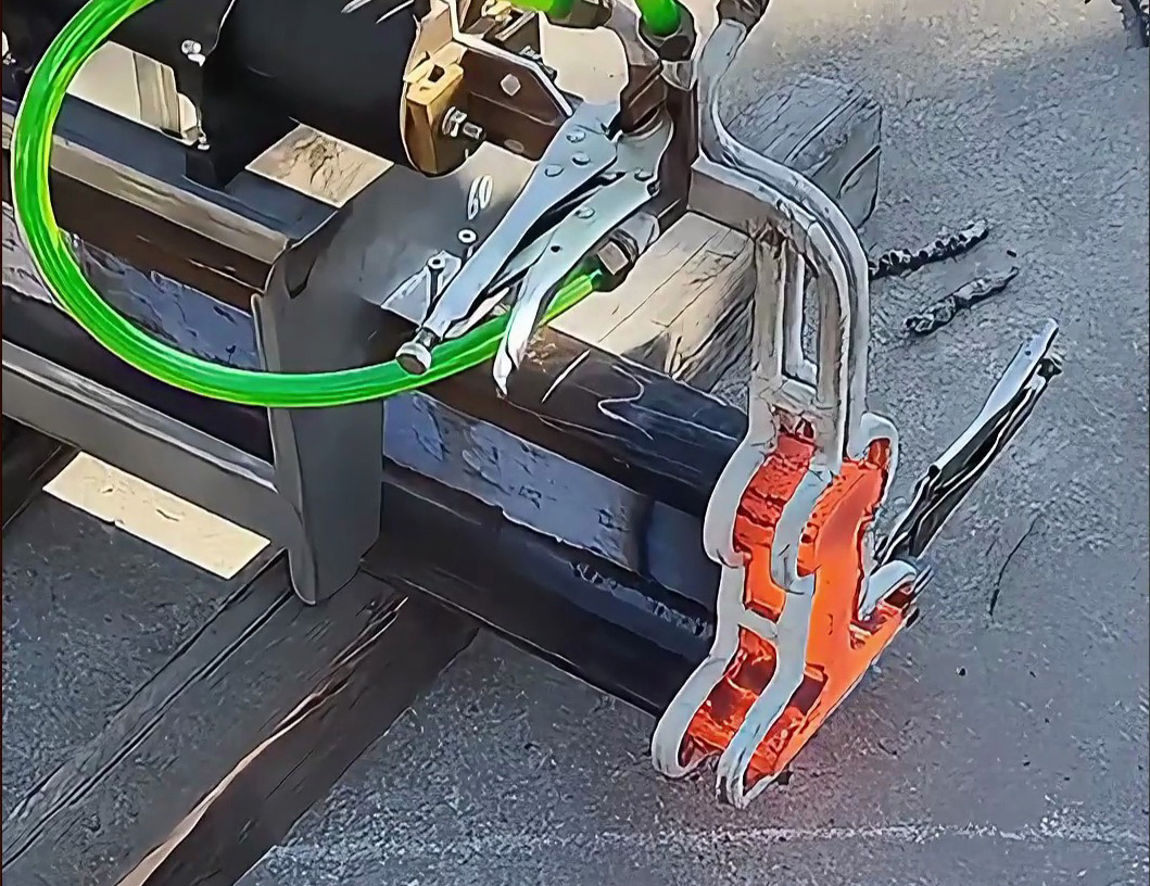 中頻感應加熱設備在鐵路行業的應用，軌道鋼正火改變鋼軌性能！